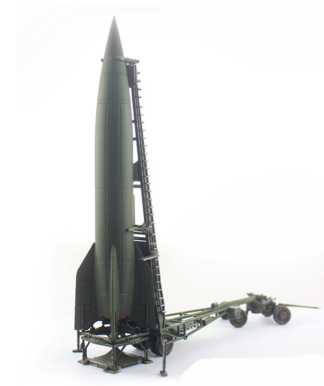 V2 Rakete oliv mit Launch Trailer